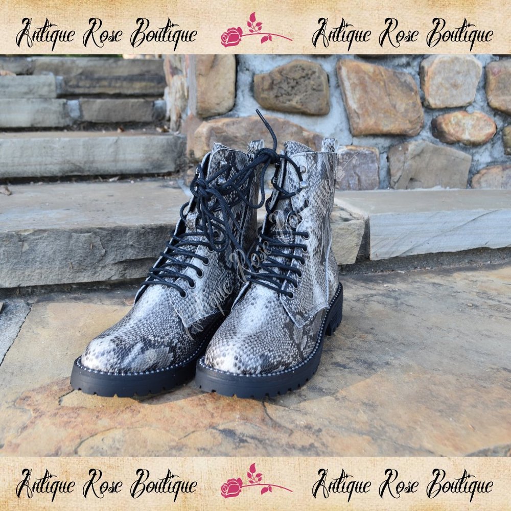 🌹Very G Conquest White Snake Combat Boot
